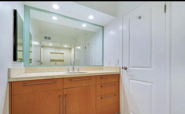 Building Photo - "Chic Santa Monica Oasis: 1-Bedroom Furnis...