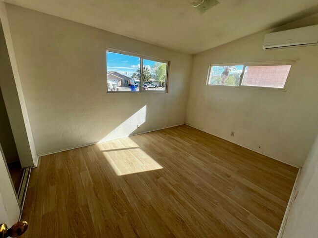 Building Photo - 2 Bedroom 1 Bath - Clean and Close To 29 Palms Marine Base