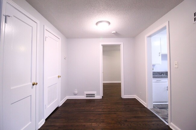 Building Photo - One Bedroom Duplex in North Kansas City