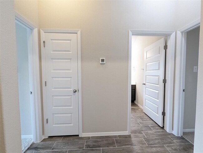 Building Photo - 212 Rollingwood Dr