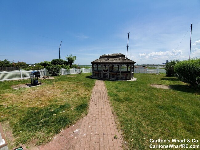 Building Photo - 113 Coleridge St