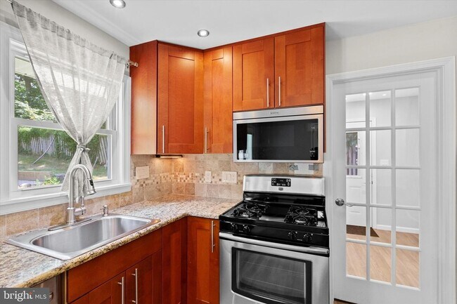 Building Photo - 906 Monroe St