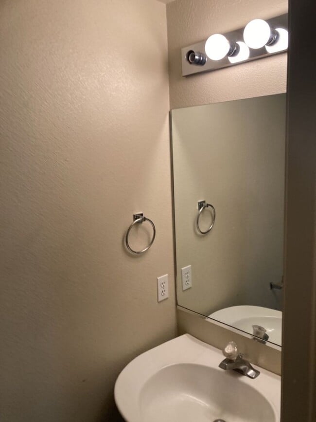 Building Photo - 3 bed, 1.5 bathroom - Two Story Twin Home