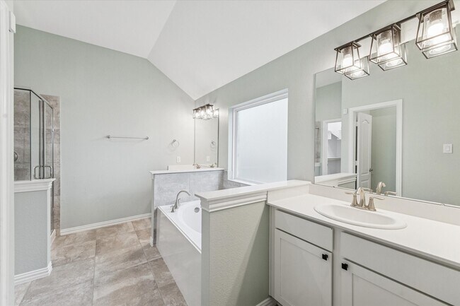 Building Photo - 142 Dina Ln