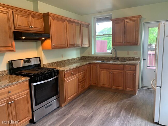 Building Photo - 3 br, 1 bath Townhome - 429 library ave