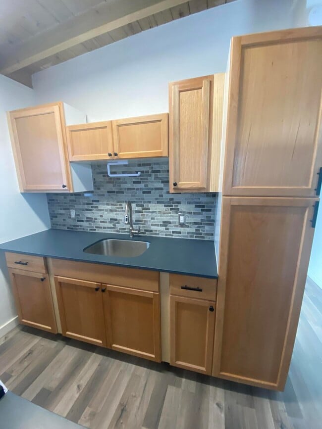 Building Photo - 109 E Hart St