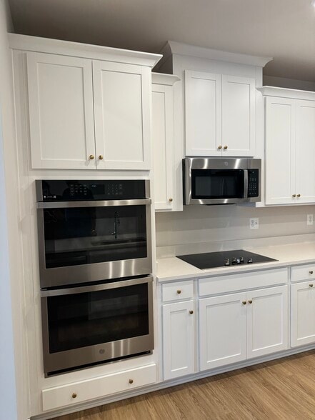 2 ovens, electric stove, microwave - 13622 Innovation Station Loop