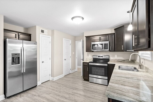 Building Photo - 913 Lutz Ln