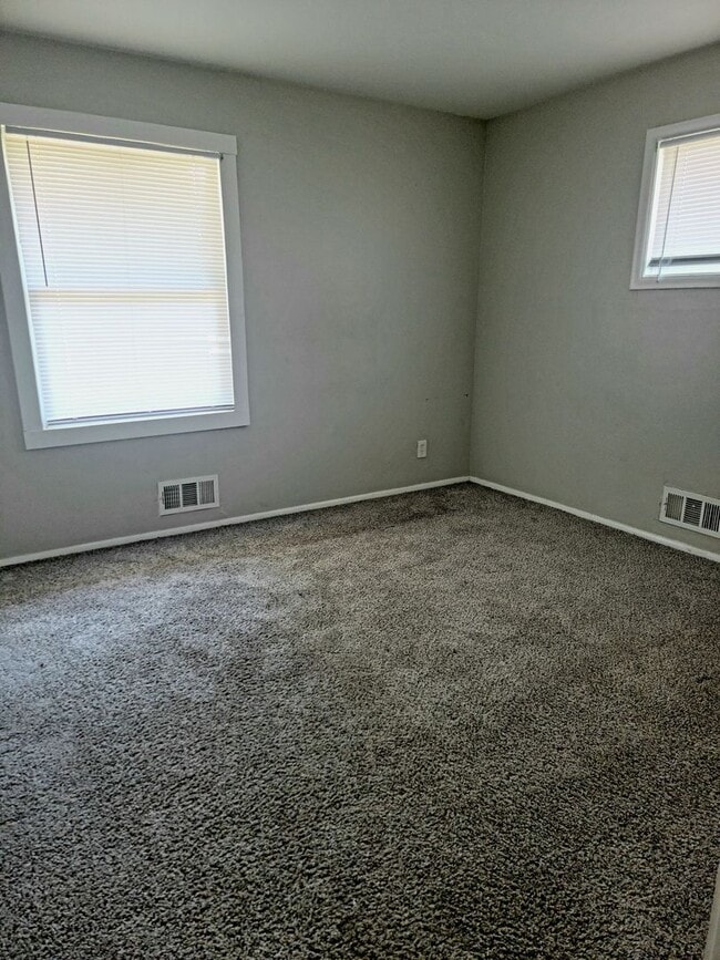 Building Photo - 3 Bed/2 Bath Home