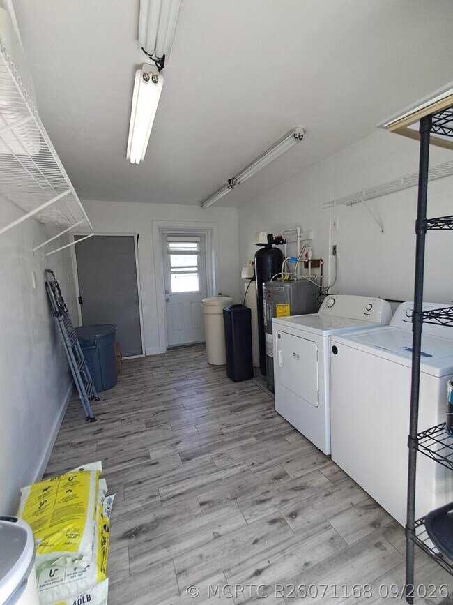 Building Photo - 3643 Betty Ann Ct W