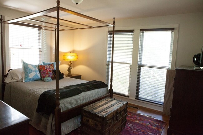 Building Photo - 2 Bed/ 1 Bath Cottage in East Nashville, Walking Distance to Riverside Village, Fenced Yard