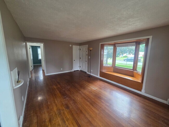Building Photo - Audubon-Downriver Neighborhood 3+ bedroom, 1 bath corner lot with large, fenced yard