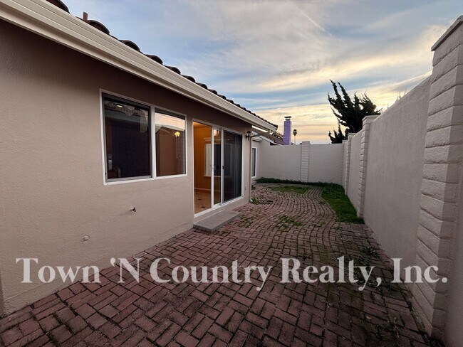 Building Photo - 1720 Cherokee Dr