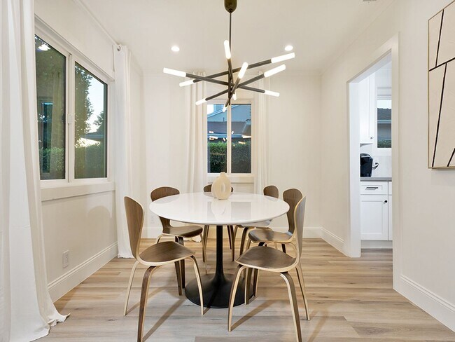 Building Photo - Luxe 5+4.5 w/detached studio, downstairs e...