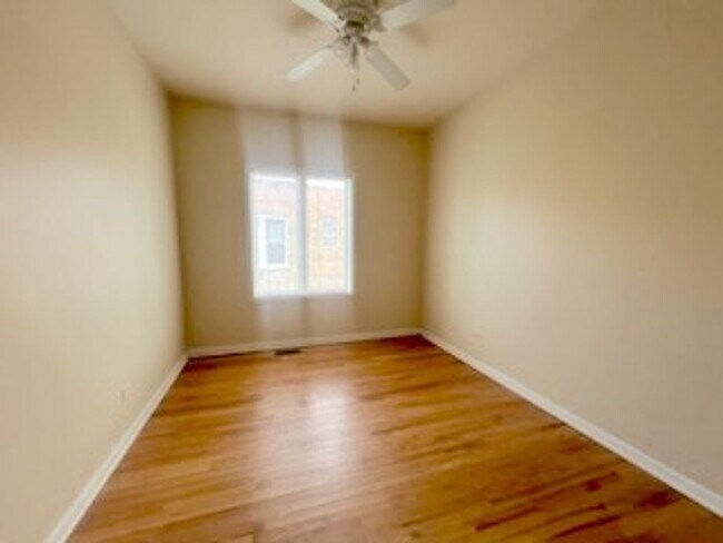 Building Photo - 3541 S Hamilton Ave