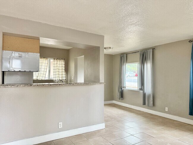 Building Photo - Cozy 2-Bed Upstairs Rental – Well-Maintained & Move-In Ready!