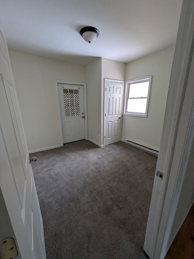 Building Photo - 643 Monroe Ave