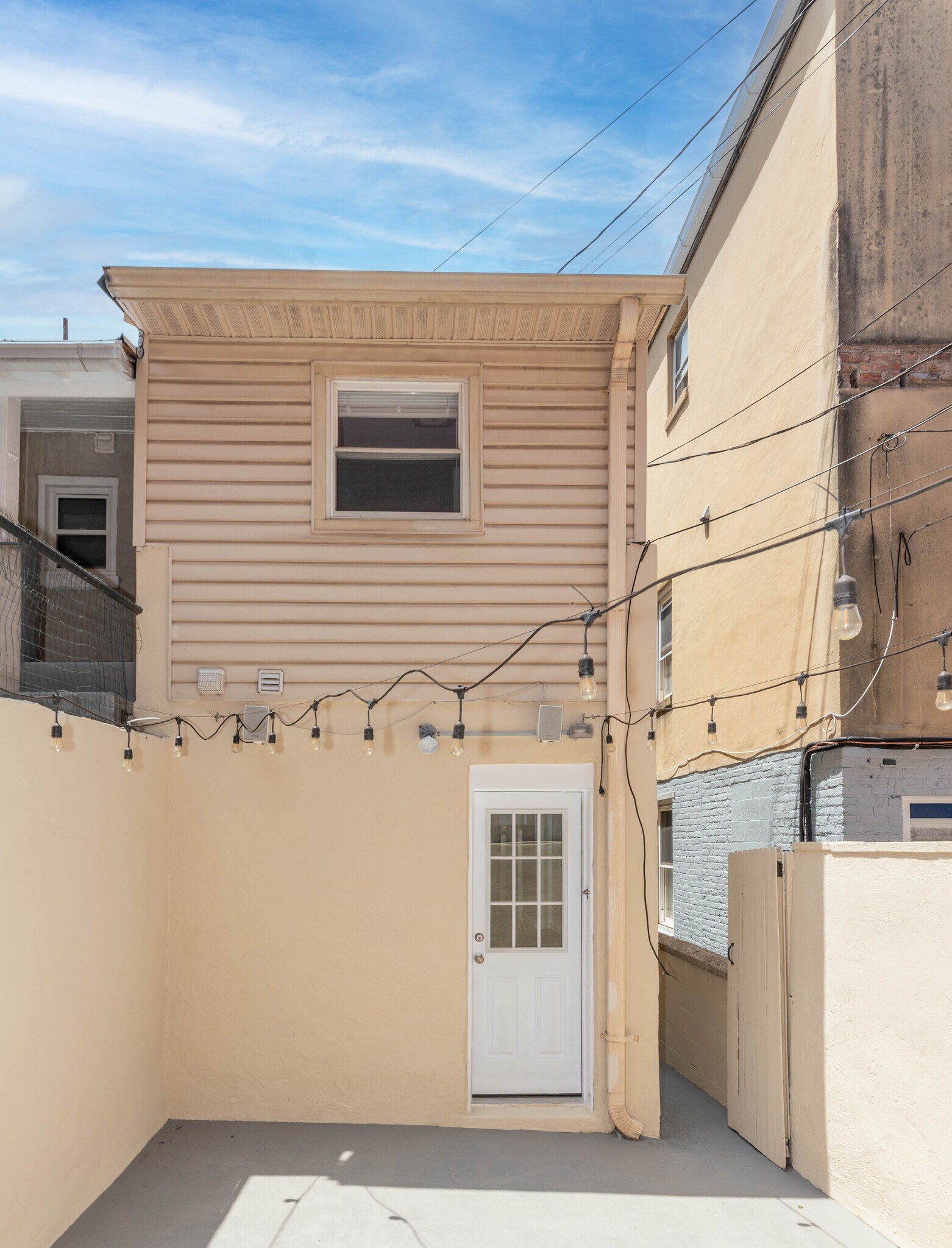 Building Photo - 423 S Eden St