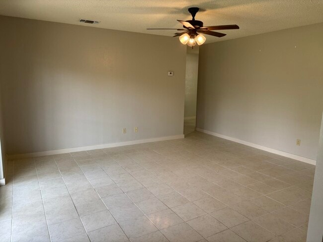 Building Photo - 213 S Dakota St