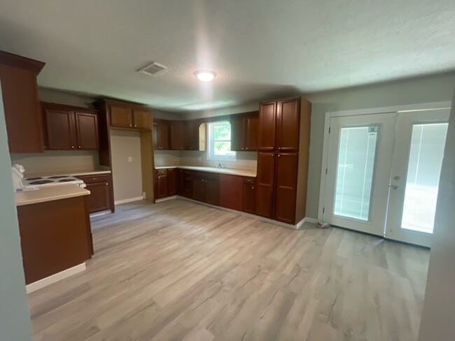 Building Photo - Renovated 4 Bedroom 2 Bath Home for Rent!