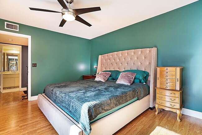 Building Photo - 2876 Waterford Dr S