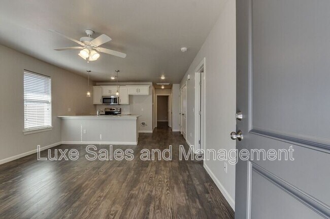 Building Photo - 407 Vail Cir