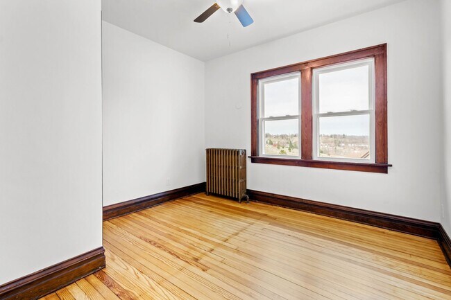 Building Photo - AVAILABLE FOR EARLY DECEMBER! Do not miss this HUGE 3-BEDROOM / 2-BATHROOM home in CARRICK!  SECT...