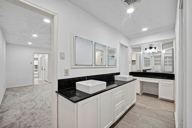 Building Photo - 3910 Chile Dr