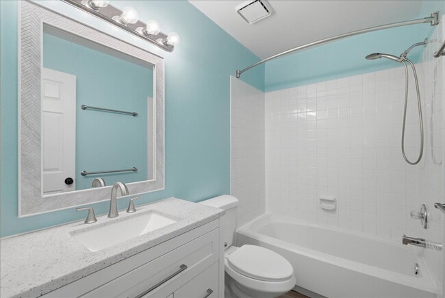 Building Photo - Updated 3BR End-Unit Townhome in Ashburn Farm