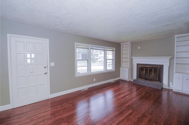 Building Photo - Beautiful 3 Bedroom / 1.5 Bath *Large Corner Lot* 2 Car Garage