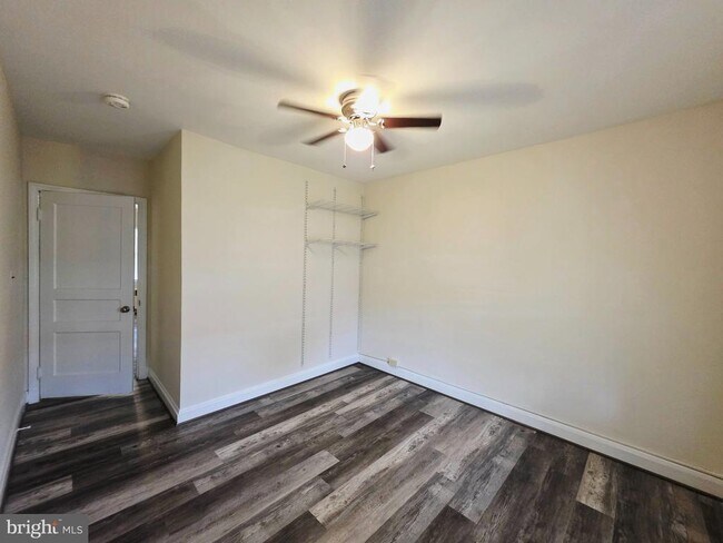 Building Photo - 1509 N Decker Ave