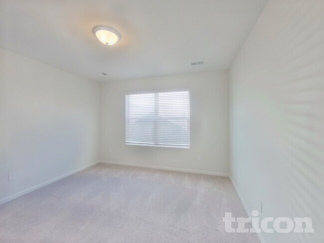 Building Photo - 14 Chalet Ct