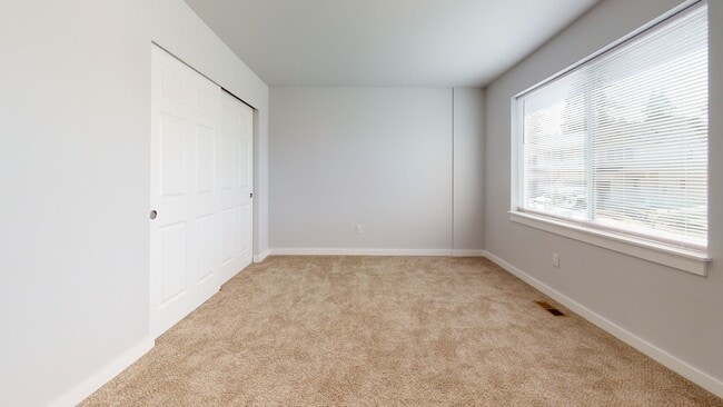 Building Photo - Large & Luxurious 3 Bedroom Available Near...
