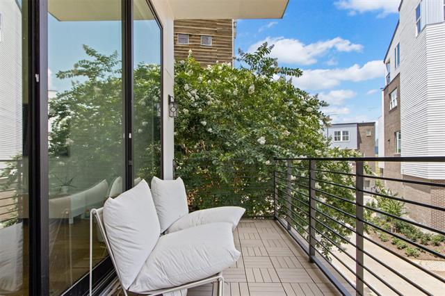 Building Photo - 381 E Greenbriar Ln