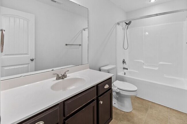Building Photo - Well-Maintained 3 Bedroom, 2 Bath Home
