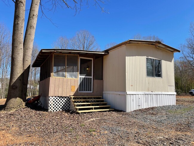 Building Photo - 3 Bed, 1.5 Bath mobile home located in Sta...