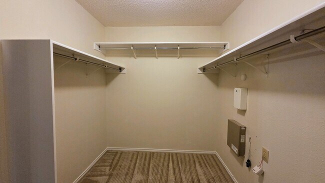 Building Photo - Woodlake Park Spacious move in Ready home over 2100 square feet.