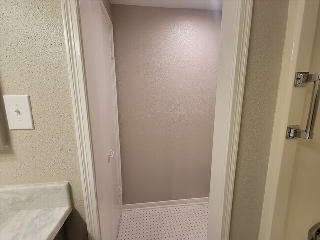 Building Photo - 5711 Sugar Hill Dr