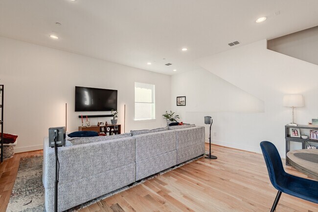 Building Photo - 3 Bed 3 Bath Townhome - Gated Community & Downtown Views! Lower Greenville area