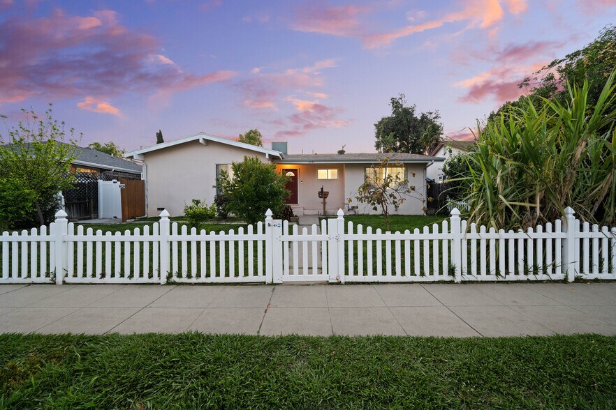 Building Photo - 6527 Woodlake Ave