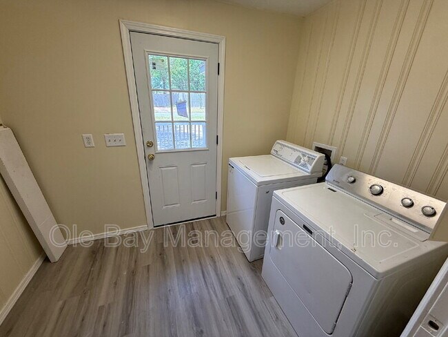 Building Photo - 5011 Highcrest Dr