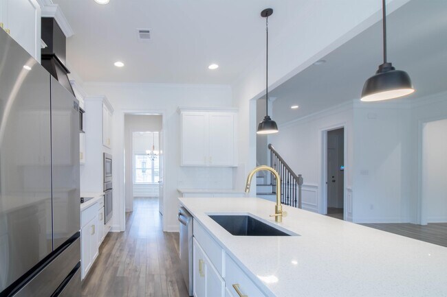 Building Photo - 83 Ivy Lp