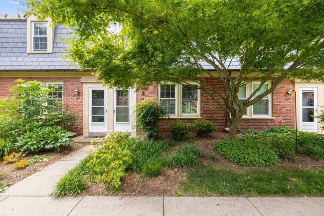 Primary Photo - 1021 S Barton St