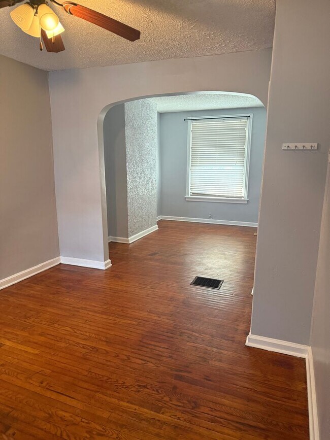 Building Photo - 3 Bedroom Home Steps to LaSalle University