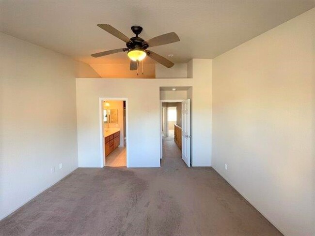 Building Photo - Clayton Beautiful 3 bedroom 2.5 bathroom w...