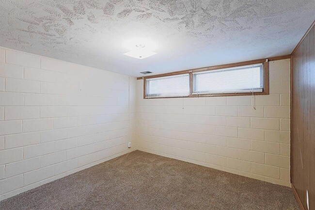 Building Photo - 375 S 44th St