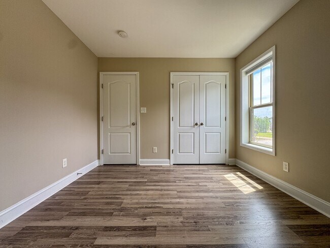 Building Photo - Gorgeous 4 Bed 2.5 Bath Home in West Gate