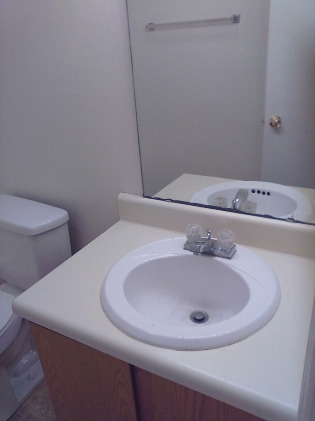 Building Photo - 2 Bedroom, 1 Bath Downstairs Unit ** Call us about our Move in Special**