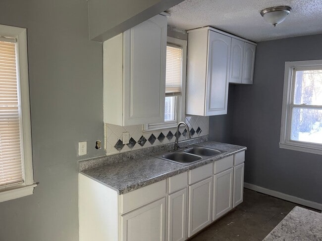 Building Photo - Updated Home In Detroit