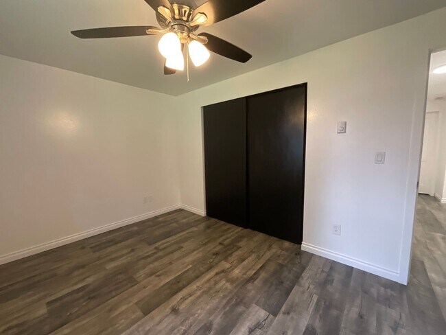 Building Photo - Beautiful 3 Bedroom 2 Bath Home at Lawrence Lake!